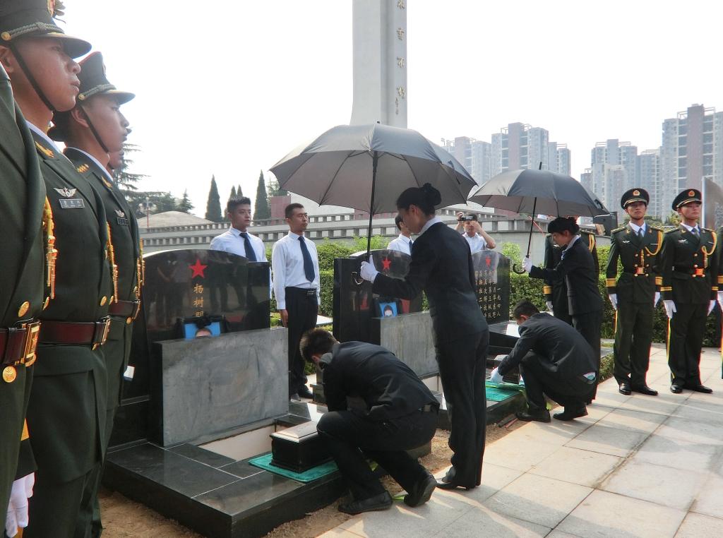 我校师生代表参加李磊,杨树朋烈士骨灰安葬仪式