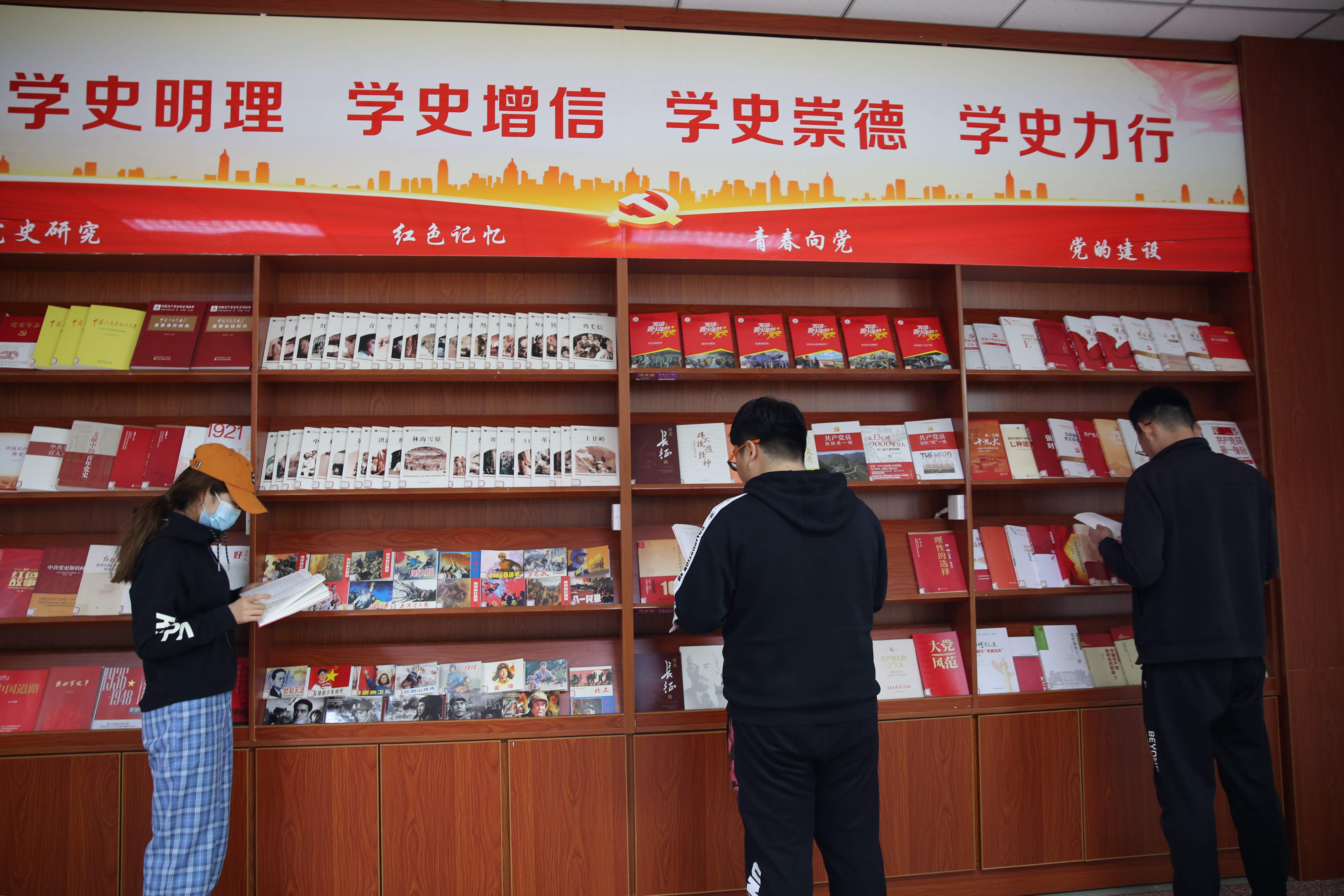 图书馆抄红色经典设专题书柜打造书香浓郁的党史学习教育阵地